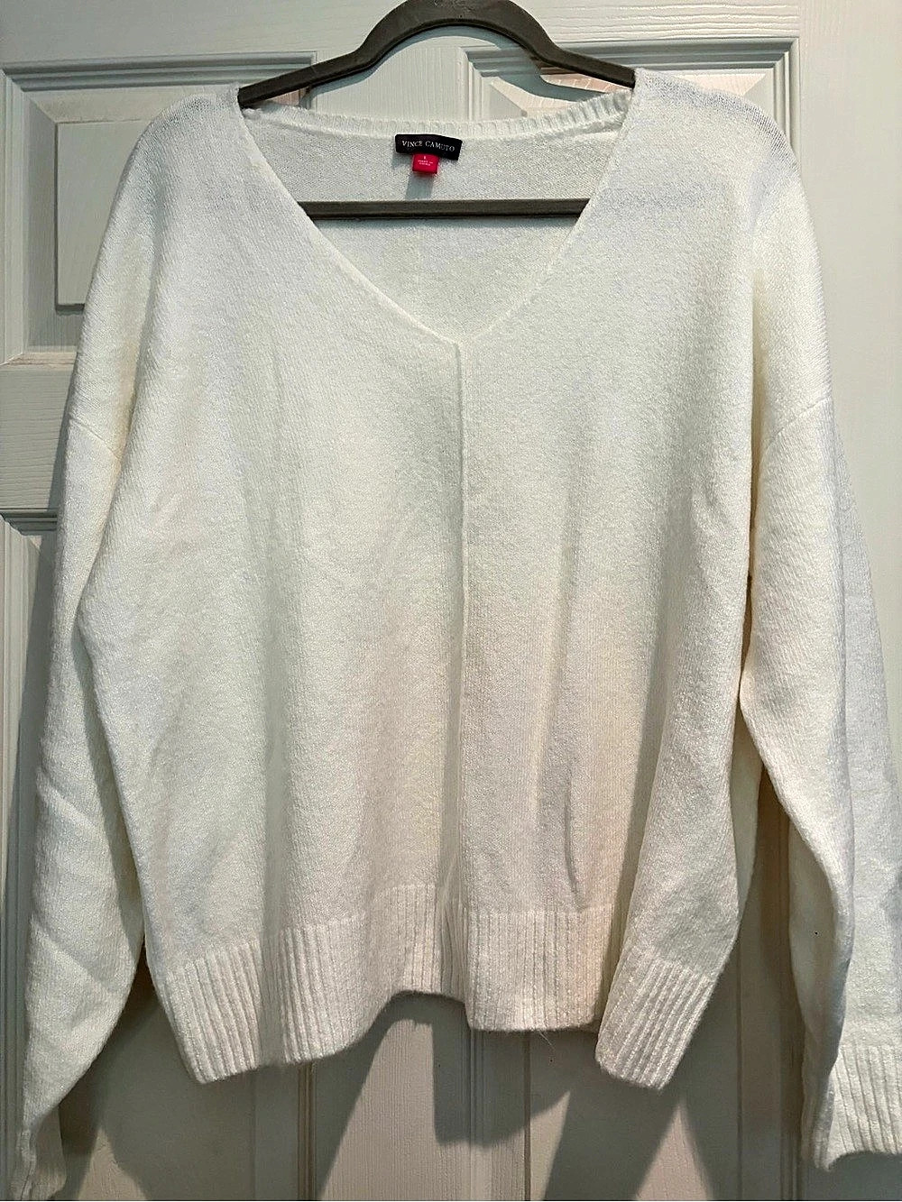 Vince Camuto V-Neck Sweater in White Size Medium Like New